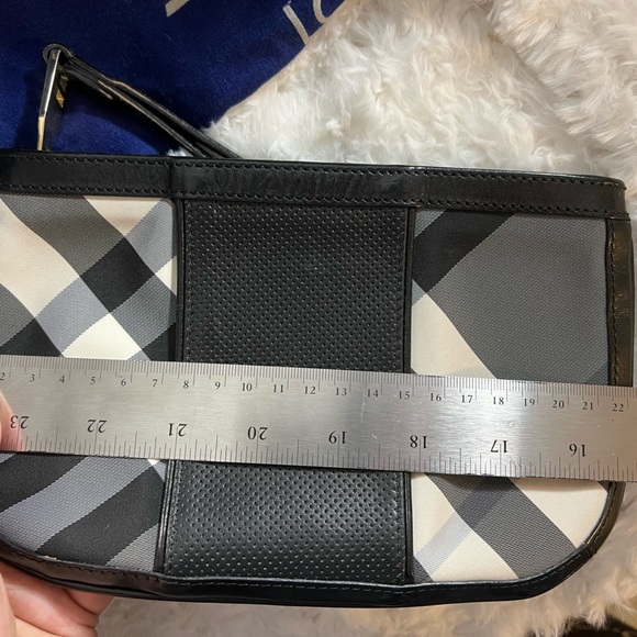 Authentic Burberry wristlet - Picture 9 of 11